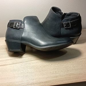 Vionic ankle boot Size 9